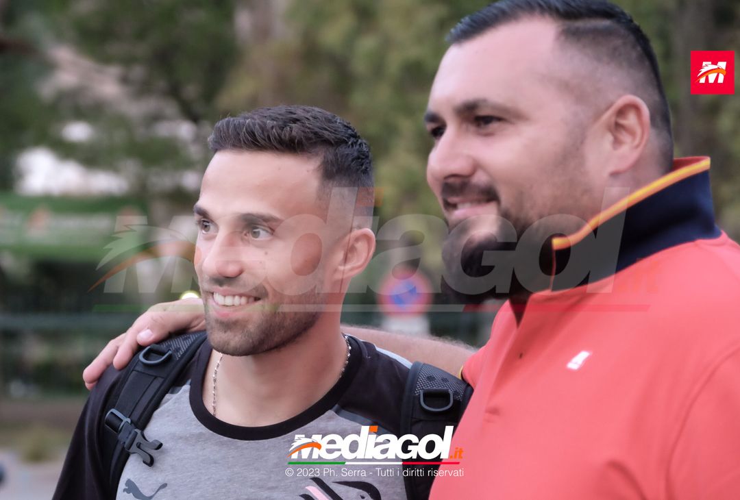 FOTO PALERMO: i giocatori rosanero scattano selfie con i tifosi (GALLERY) - immagine 34