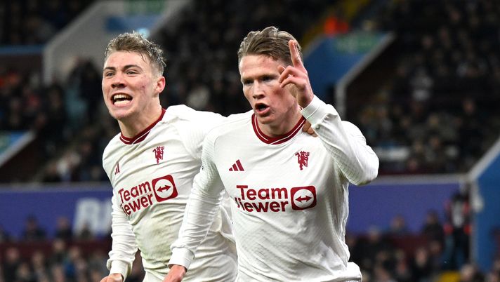 BIRMINGHAM, ENGLAND - FEBRUARY 11: Scott McTominay of Manchester United (R) celebrates with teammate Rasmus Hojlund after scoring his team's second goal during the Premier League match between Aston Villa and Manchester United at Villa Park on February 11, 2024 in Birmingham, England. (Photo by Shaun Botterill/Getty Images) McTominay, telefonata ad Hojlund per convincerlo ad accettare Napoli: il retroscena - immagine 1