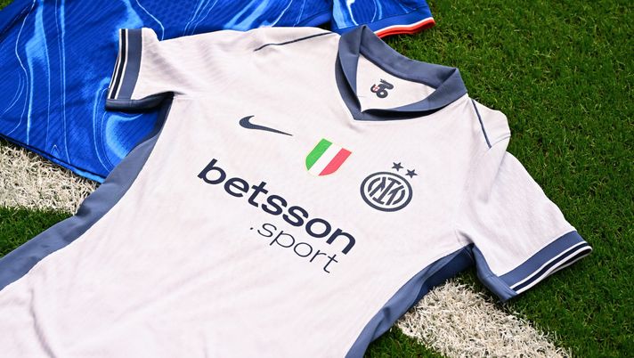 LONDON, ENGLAND - AUGUST 11: General view inside the stadium with game jerseys of FC Internazionale and Chelsea ahead of the pre-season friendly match between Chelsea and FC Internazionale at Stamford Bridge on August 11, 2024 in London, England. (Photo by Mattia Pistoia - Inter/Inter via Getty Images) Inter, niente punta di qualità? “Arriverà tra un anno, antenne dritte su questi due a 0” - immagine 1