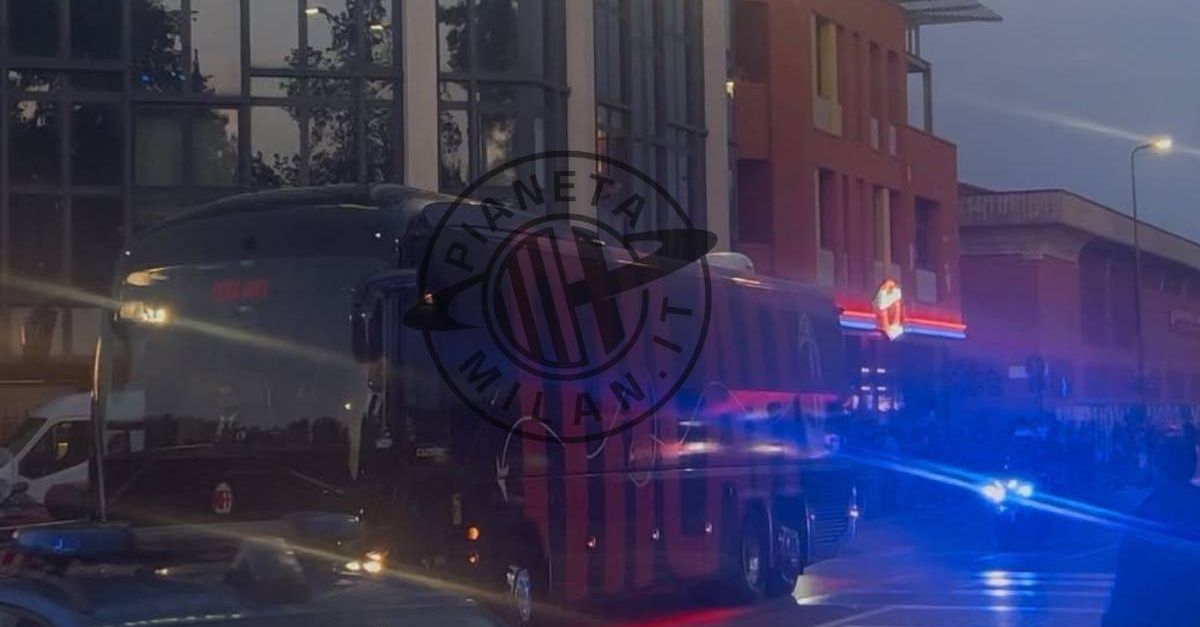 Milan Lecce, l’arrivo del pullman rossonero allo stadio San Siro | PM NEWS