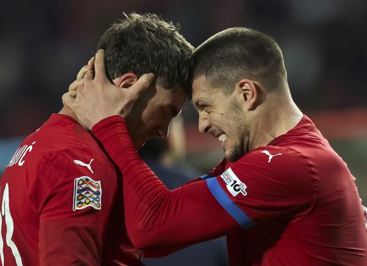 BELGRADE, SERBIA - MARCH 23: Dusan Vlahovic (L) of Serbia celebrates after scoring a goal with Luka Jovic during the UEFA Nations League 2024/25 League A/B Play-offs Second Leg match between Serbia and Austria at stadium Rajko Mitic on March 23, 2025 in Belgrade, Serbia. (Photo by Srdjan Stevanovic/Getty Images) Il resoconto sui Nazionali: da Leao e Pulisic, passando per il congedo di Giroud- immagine 3