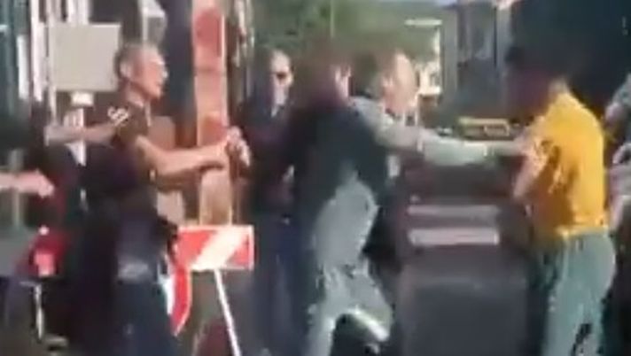 Furia Orban, manata sull’auto, lui scende e ingaggia una rissa - immagine 1