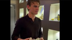 VIDEO / Nico Paz lascia le sue scarpette autografate al Botinero