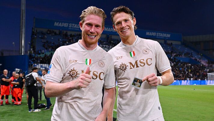 SASSUOLO, ITALY - AUGUST 23: Kevin De Bruyne of Napoli and teammate Scott McTominay pose for a photo at full-time following their victory in the Serie A match between US Sassuolo Calcio and SSC Napoli at Mapei Stadium Citta del Tricolore on August 23, 2025 in Sassuolo, Italy. (Photo by Alessandro Sabattini/Getty Images) Kit per l’asta al fantacalcio: dalla Guida a rigoristi, tiratori, budget, Mantra, portieri e formazioni-tipo - immagine 1