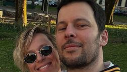VIDEO / Federica Pellegrini e il marito Matteo Giunta si commuovono al concerto di Brunori Sas
