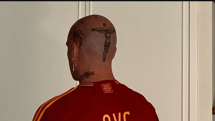 Gemitaiz, concerto con la maglia della Roma sul palco. Poi scherza sui social Gemitaiz, concerto con la maglia della Roma sul palco. Poi scherza sui social - immagine 1