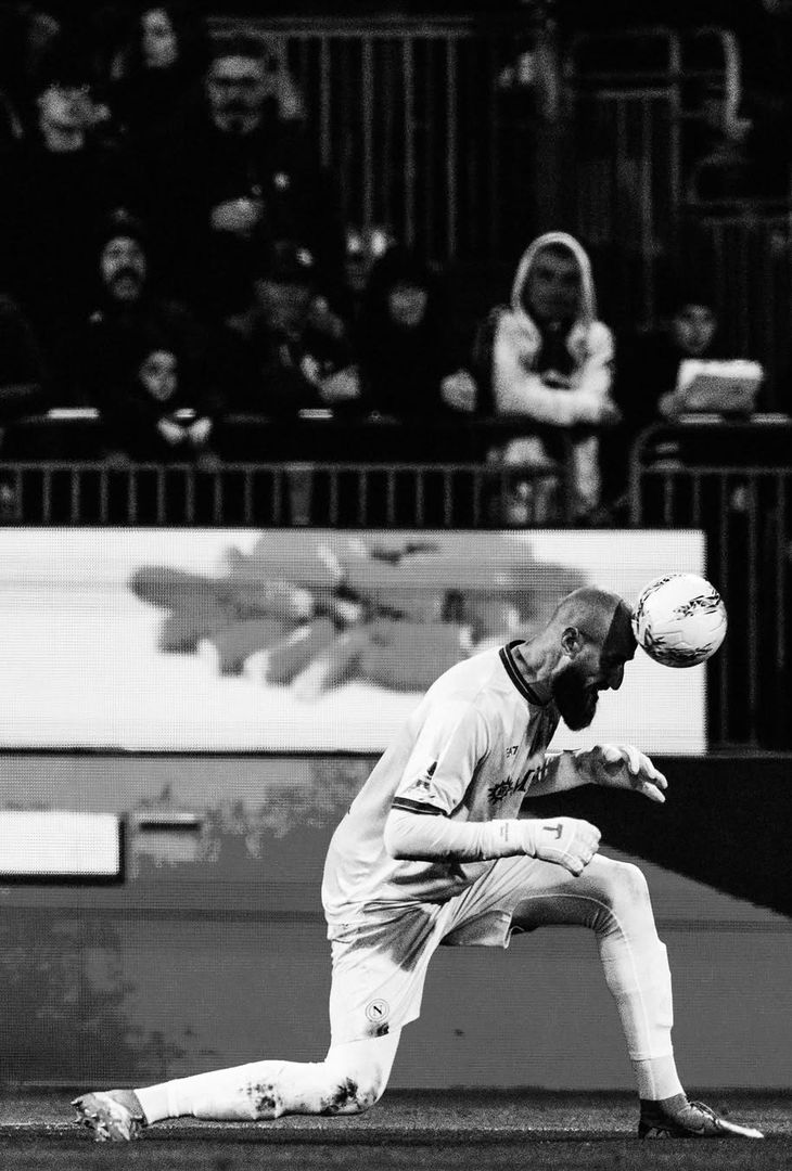 L'esaltazione fulminea generata dal gol-lampo di McTominay e lo spirito di sacrificato mostrato dagli azzurri nell'arco dell'intera gara: due sensazioni umane che vanno a comporre il riassunto 'in bianco e nero' di Cagliari-Napoli realizzato dall'admin dell'account Instagram della compagine partenopea.