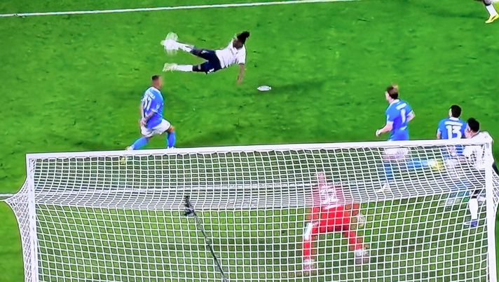 Napoli-Bologna 2-3, Rowe in sforbiciata: rossoblù in vantaggio allo scadere – VIDEO Napoli-Bologna 2-3, Rowe in sforbiciata: rossoblù in vantaggio allo scadere – VIDEO - immagine 1