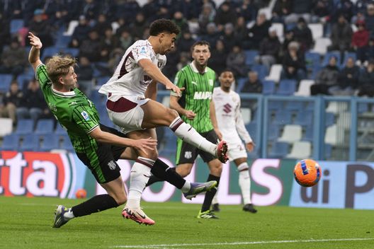 SASSUOLO, ITALY - DECEMBER 21: Che Adams of Torino FC in action during the Serie A match between US Sassuolo Calcio and Torino FC at Mapei Stadium Citta del Tricolore on December 21, 2025 in Sassuolo, Italy. (Photo by Stefano Guidi - Torino FC/Torino FC 1906 via Getty Images)