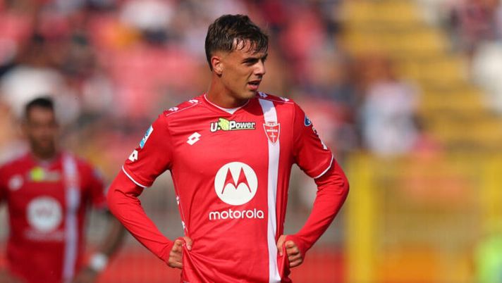 MONZA, ITALY - SEPTEMBER 22: Daniel Maldini of AC Monza gets ready for a free kick during the Serie A match between Monza and Bologna at U-Power Stadium on September 22, 2024 in Monza, Italy. (Photo by Francesco Scaccianoce/Getty Images) Monza, gestione stabilita per Maldini: le ultime sulla probabile formazione - immagine 1