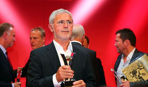 Amburgo, Germania - 12 agosto 2013: Gerd Muller in posa col premio Sport Bild durante gli Sport Bild Awards al Fischauktionshalle. (Foto di Martin Rose/Bongarts/Getty Images) Real Madrid-Bayern Monaco, statistiche e precedenti del big match di Champions- immagine 2