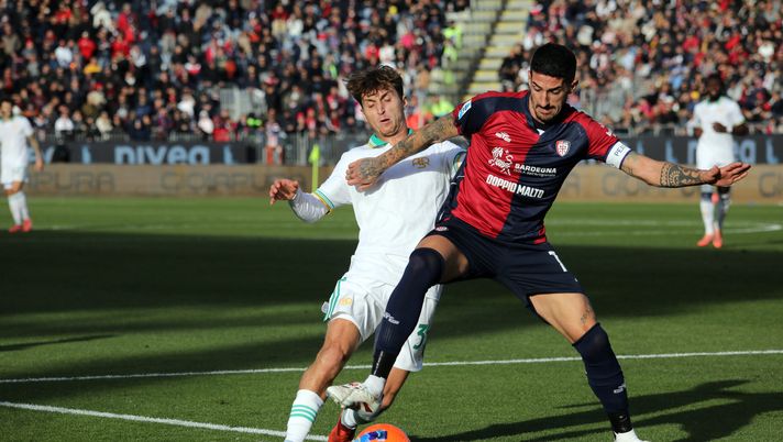 CAGLIARI, ITALY - DECEMBER 07: Alessandro Deiola of Cagliari in action during the Serie A match between Cagliari Calcio and AS Roma at Stadio Sant'Elia on December 07, 2025 in Cagliari, Italy. (Photo by Enrico Locci/Getty Images) Deiola: “Meritavamo questa vittoria. Il nostro pubblico è il 12esimo uomo in campo” - immagine 1