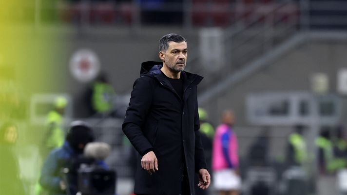 MILAN, ITALY - FEBRUARY 15: Head coach of AC Milan Sergio Conceicao looks on during the Serie A match between AC Milan and Verona at Stadio Giuseppe Meazza on February 15, 2025 in Milan, Italy. (Photo by Claudio Villa/AC Milan via Getty Images)  Milan: questo è il momento della compattezza, non della bellezza - immagine 1