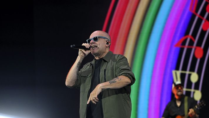 TURIN, ITALY - JUNE 13: Max Pezzali performs in concert at Allianz Stadium on June 13, 2026 in Turin, Italy. (Photo by Filippo Alfero - Juventus FC/Juventus FC via Getty Images) “Sei un mito”. Il Napoli omaggia Max Pezzali con una maglia personalizzata FOTO - immagine 1