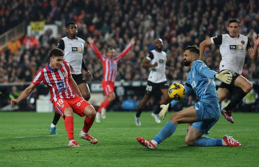 VALENCIA, SPAGNA - 22 FEBBRAIO: Julian Alvarez dell'Atletico de Madrid spreca l'occasione di segnare una tripletta durante la partita della Liga tra Valencia CF e Atletico de Madrid all'Estadio Mestalla il 22 febbraio 2025 a Valencia, Spagna. (Foto di Clive Brunskill/Getty Images) Atletico Madrid-Valencia: i Colchoneros riprenderanno la caccia al Barcellona?- immagine 2