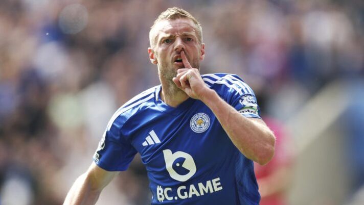 LEICESTER, ENGLAND - MAY 18: Jamie Vardy of Leicester City celebrates scoring his team's first goal which marks his 200th goal for Leicester City during the Premier League match between Leicester City FC and Ipswich Town FC at The King Power Stadium on May 18, 2025 in Leicester, England. (Photo by George Wood/Getty Images) ULTIM’ORA – Vardy è vicino alla Cremonese! Apertura totale dell’attaccante, si prova a chiudere - immagine 1