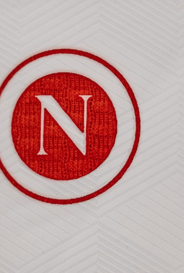 Sale l'attesa per il fischio d'inizio, fissato per le 18:30 odierne, di Napoli-Hellas Verona, gara valevole per la 19ª giornata del campionato 2025/26 di Serie A. Per l'occasione, la squadra di Antonio Conte, come dimostra il seguente post pubblicato dalla società partenopea sul proprio account Instagram, scenderà in campo con indosso la maglia azzurra. Spunta, inoltre, un indizio per l'undici titolare ospite: tra le foto compare la maglia di Mathias Olivera. È probabile, dunque, che a scendere in campo stasera come quarto di centrocampo a sinistra sia l'uruguaiano (a discapito di Miguel Gutierrez).