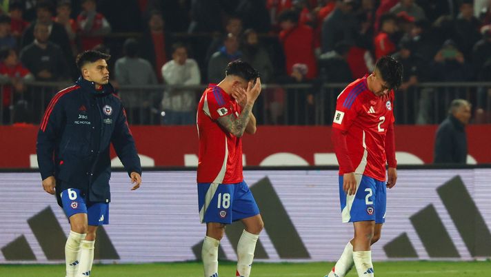 SANTIAGO, CHILE - OCTOBER 10: (L-R) Thomas Galdames, Rodrigo Echeverria, Gabriel Suazo of Chile reacts after the team's defeat in the FIFA World Cup 2026 South American Qualifier match between Chile and Brazil at Estadio Nacional de Chile on October 10, 2024 in Santiago, Chile. (Photo by Marcelo Hernandez/Getty Images) La crisi del Cile: altra sconfitta nelle qualificazioni, Mondiale 2026 lontano - immagine 1