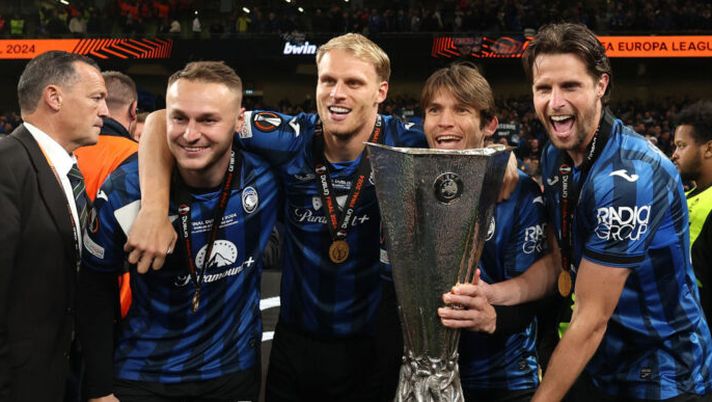 DUBLIN, IRELAND - MAY 22: Teun Koopmeiners, Mitchel Bakker, Marten de Roon and Hans Hateboer of Atalanta BC pose for a photograph with the UEFA Europa League Trophy after their team's victory in the UEFA Europa League 2023/24 final match between Atalanta BC and Bayer 04 Leverkusen at Dublin Arena on May 22, 2024 in Dublin, Ireland. (Photo by Richard Heathcote/Getty Images) Juve, l’a.d. dell’Atalanta risponde su Koopmeiners: “Cessione non prevista”. La verità su Todibo - immagine 1