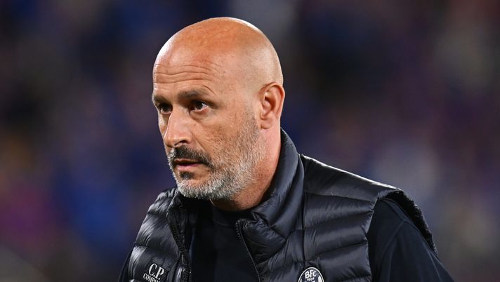BOLOGNA, ITALY - APRIL 09: Vincenzo Italiano, Head Coach of Bologna, looks on prior to the UEFA Europa League 2025/26 Quarter-Final Leg One match between Bologna FC 1909 and Aston Villa FC at Stadio Renato Dall'Ara on April 09, 2026 in Bologna, Italy. (Photo by Alessandro Sabattini/Getty Images) italiano napoli