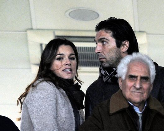 Caduta di stile di Gigi Buffon, la risposta di Alena Seredova ad Oggi è perfetta: “Penso che…” Caduta di stile di Gigi Buffon, la risposta di Alena Seredova ad Oggi è perfetta: “Penso che…” - immagine 1