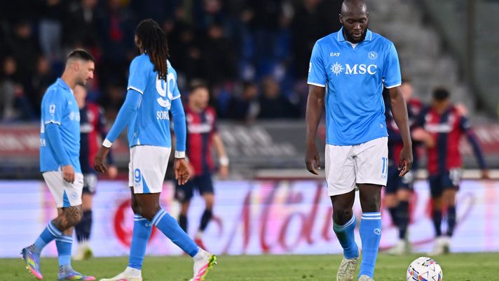 BOLOGNA, ITALY - APRIL 07: Romelu Lukaku of Napoli looks dejected as he returns for the restart as Dan Ndoye of Bologna (obscured) celebrates scoring his team's first goal with teammates during the Serie A match between Bologna and Napoli at Stadio Renato Dall'Ara on April 07, 2025 in Bologna, Italy. (Photo by Alessandro Sabattini/Getty Images) flessione napoli