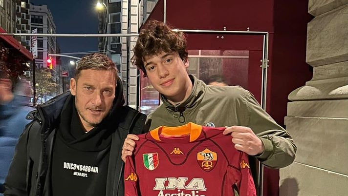 Totti, l’amore dei romanisti anche a New York: lo scatto con la maglia col tricolore - immagine 1