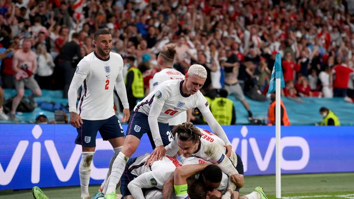 LONDON, ENGLAND - JULY 07: Harry Kane of England (obscured) celebrates with team mates after scoring their side's second goal during the UEFA Euro 2020 Championship Semi-final match between England and Denmark at Wembley Stadium on July 07, 2021 in London, England. (Photo by Laurence Griffiths/Getty Images) Inghilterra
