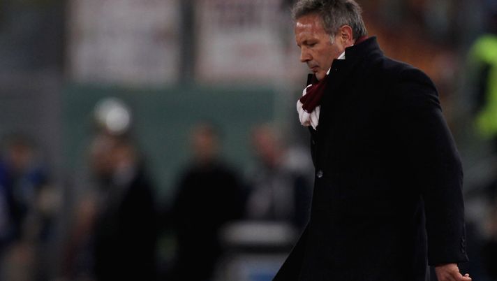ROME, ITALY - FEBRUARY 19: FC Torino head coach Sinisa Mihajlovic kicks the ball during the Serie A match between AS Roma and FC Torino at Stadio Olimpico on February 19, 2017 in Rome, Italy. (Photo by Paolo Bruno/Getty Images) Roma-Torino 4-1, Mihajlovic: “C’era da aspettarselo. Maxi Lopez, un anno buttato”- immagine 1