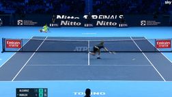 VIDEO / Atp Finals, Alcaraz: passante con caduta pazzesco!