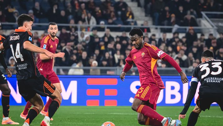 ROME, ITALY - DECEMBER 15: AS Roma player Evan N'Dicka during the Serie A match between AS Roma and Como 1907 at Stadio Olimpico on December 15, 2025 in Rome, Italy. (Photo by Luciano Rossi/AS Roma via Getty Images) Roma, la difesa da scudetto perde Iron Man Ndicka. Ecco le alternative - immagine 1