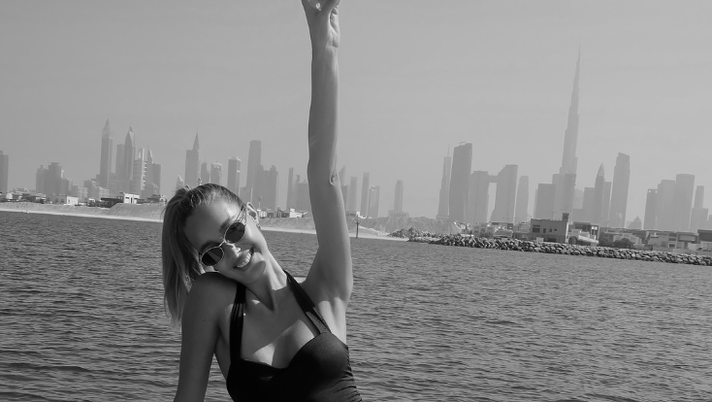 Viky Varga, lato B sensazionale in costume. La wave therapy di lady Pellé  Viky Varga, lato B sensazionale in costume. La wave therapy di lady Pellé - immagine 1