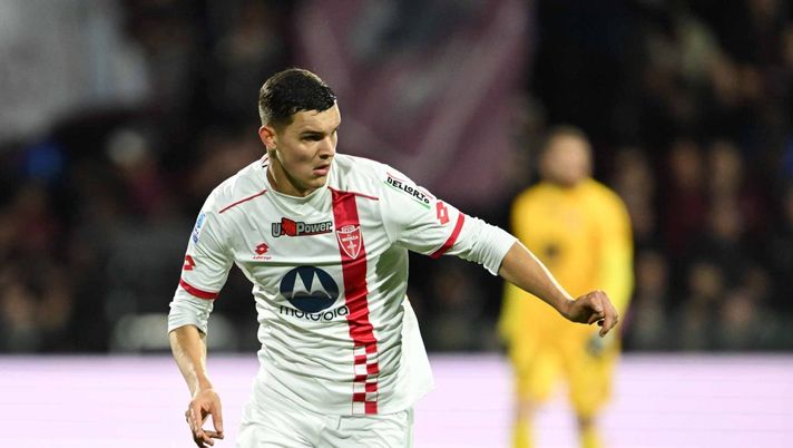 SALERNO, ITALY - FEBRUARY 24: Valentin Carboni of AC Monza in action during the Serie A TIM match between US Salernitana and AC Monza at Stadio Arechi on February 24, 2024 in Salerno, Italy. (Photo by Francesco Pecoraro/Getty Images) Palladino rivuole Carboni: nuova offensiva in vista, ma il prezzo non cambia - immagine 1