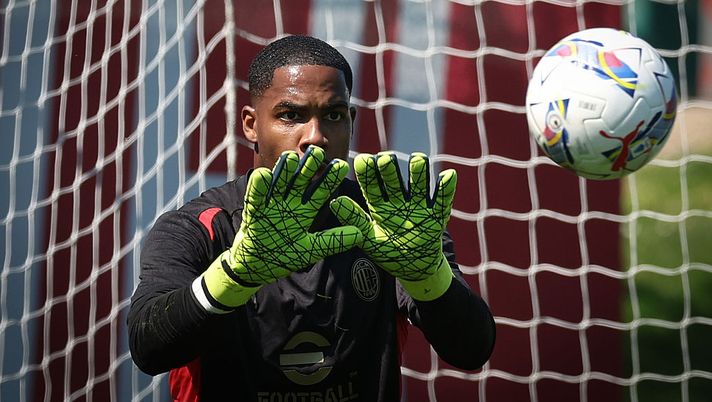 CAIRATE, ITALY - MAY 01: Mike Maignan of AC Milan in action during AC Milan training session at Milanello on May 01, 2025 in Cairate, Italy. (Photo by Claudio Villa/AC Milan via Getty Images)  Maignan