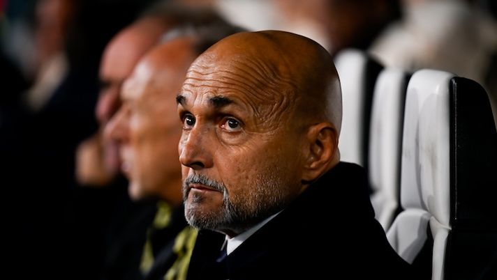 TURIN, ITALY - NOVEMBER 04: Head coach of Juventus Luciano Spalletti looks on prior to the UEFA Champions League 2025/26 League Phase MD4 match between Juventus and Sporting Clube de Portugal at Juventus Stadium on November 04, 2025 in Turin, Italy. (Photo by Daniele Badolato - Juventus FC/Getty Images) Spalletti: “In alcuni momenti siamo stati imbarazzanti! David, Zhegrova, modulo e perché ho cambiato Yildiz” - immagine 1