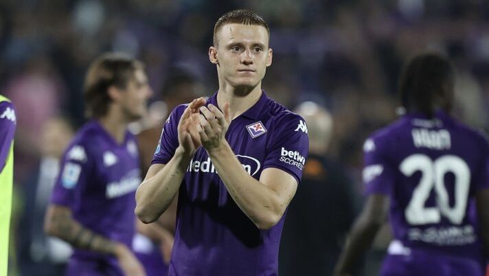 FLORENCE, ITALY - OCTOBER 27: Pietro Comuzzo of ACF Fiorentina celebrates the victory after the Serie A match between Fiorentina and AS Roma at Stadio Artemio Franchi on October 27, 2024 in Florence, Italy. (Photo by Gabriele Maltinti/Getty Images) Fiorentina, Comuzzo verso il rinnovo del contratto: c’è l’accordo fino al 2030! - immagine 1