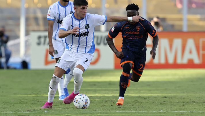 LECCE, ITALY - SEPTEMBER 24: Lameck Banda of US Lecce competes for the ball with Christian Volpato of US Sassuolo Calcio during the Coppa Italia Frecciarossa match beetween US Lecce and US Sassuolo Calcio at Stadio Via del Mare on September 24, 2024 in Lecce, Italy. (Photo by Maurizio Lagana/Getty Images) Mercato – Toro su Volpato, ci sarebbe anche il Bologna - immagine 1