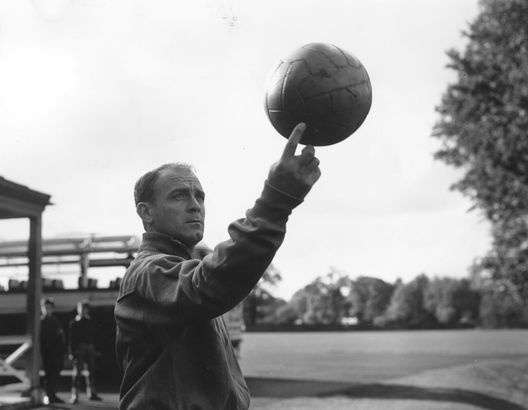 25 OTTOBRE 1960: Alfredo Di Stefano, capitano e leggenda del Real Madrid (Foto di Terry Disney/Central Press/Getty Images) La voce del campo, il cuore dello spogliatoio: i leader immortali di Barça e Real- immagine 7