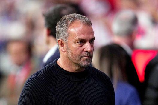 Madrid, Spagna - 4 aprile 2026: Hansi Flick, allenatore del Barcelona, durante la partita de LaLiga EA tra Atletico Madrid e Barcelona al Riyadh Air Metropolitano. (Foto di Aitor Alcalde/Getty Images) Barcellona-Atlético Madrid, Flick: “Pubill? Era rosso e rigore per noi. A cosa serve il VAR?”- immagine 2