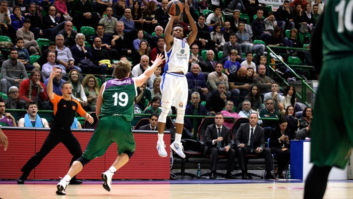 SASSARI, ITALY - DECEMBER 10: Marquez Haynes, #0 of Dinamo Banco di Sardegna Sassari in action during the Turkish Airlines Euroleague Basketball Regular Season Round 9 game between Dinamo Banco di Sardegna Sassari v Unicaja Malaga at Palaserradimigni on December 10, 2015 in Sassari, Italy. (Photo by Giovanni Angeli/Euroleague Basketball via Getty Images) Sassari-Trapani in diretta streaming gratis: dove vedere la partita - immagine 1