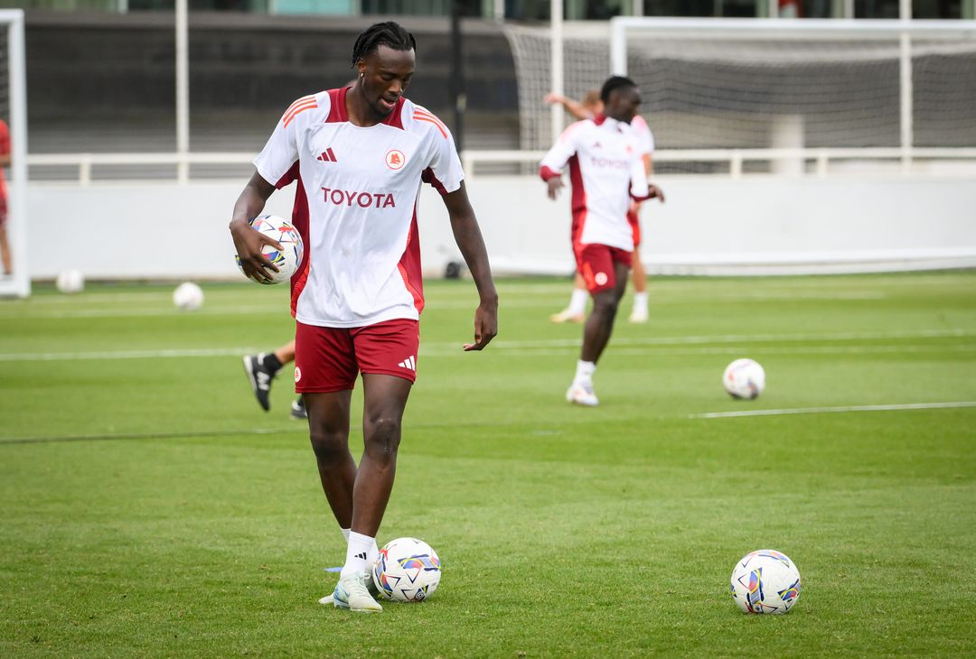 Ritiro Roma, primo allenamento in Inghilterra: c’è Paredes – FOTO GALLERY - immagine 16