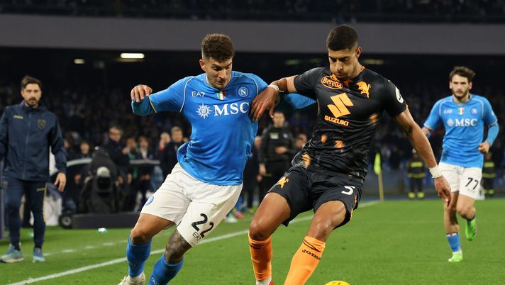 NAPLES, ITALY - MARCH 08: Adam Masina of Torino FC battles for possession with Giovanni Di Lorenzo of SSC Napoli during the Serie A TIM match between SSC Napoli and Torino FC - Serie A TIM at Stadio Diego Armando Maradona on March 08, 2024 in Naples, Italy. (Photo by Francesco Pecoraro/Getty Images) Verso Torino-Napoli: probabili formazioni e ultime news - immagine 1