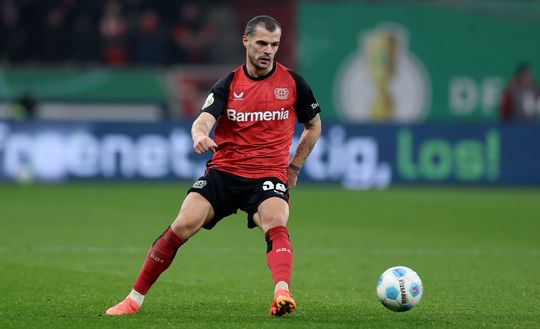 Granit Xhaka nei quarti di finale di Coppa di Germania contro il Colonia. (Photo by Lars Baron/Getty Images) Bayer Leverkusen, ten Hag blinda Xhaka: “È troppo importante per noi”- immagine 2
