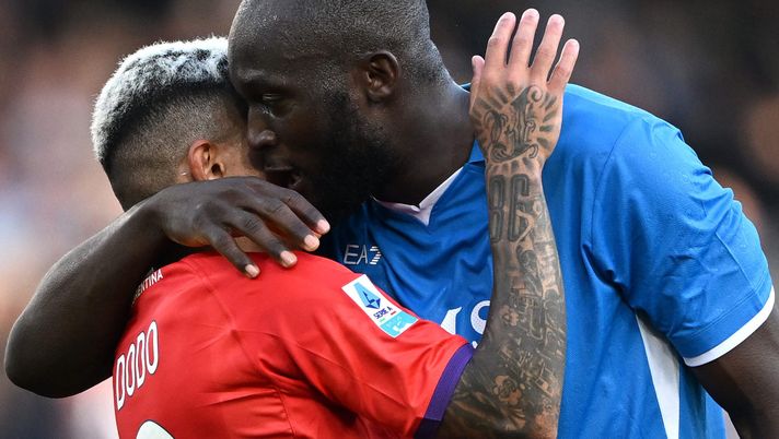 NAPLES, ITALY - MARCH 09: Dodo of Fiorentina embraces Romelu Lukaku of Napoli after the Serie A match between Napoli and Fiorentina at the Stadio Diego Armando Maradona on March 09, 2025 in Naples, Italy. (Photo by Francesco Pecoraro/Getty Images) Dodò, Lukaku