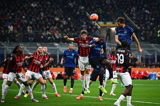 MILAN, ITALY - NOVEMBER 23: Francesco Acerbi of FC Internazionale in action during the Serie A match between FC Internazionale and AC Milan at Giuseppe Meazza Stadium on November 23, 2025 in Milan, Italy. (Photo by Mattia Ozbot - Inter/Inter via Getty Images) acerbi-Leao-derby-scintille