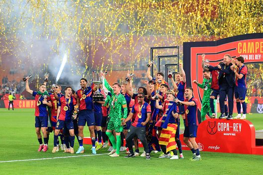 I giocatori del Barcellona sollevano la Coppa del Re dopo la vittoria nella finale di Coppa del Re tra Barcellona e Real Madrid all'Estadio de La Cartuja, il 26 aprile 2025 a Siviglia, Spagna. (Foto di Fran Santiago/Getty Images) Barcellona, vittoria in Coppa del Re
