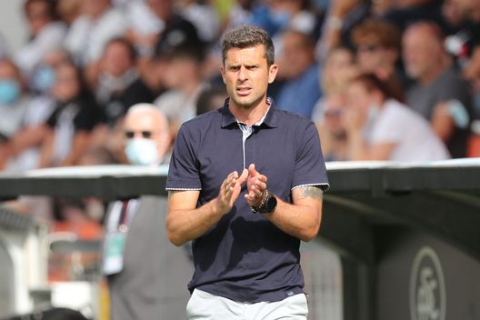 LA SPEZIA, ITALY - SEPTEMBER 25: Thiago Motta manager of Spezia Calcio gestures during the Serie A match between Spezia Calcio and AC Milan at Stadio Alberto Picco on September 25, 2021 in La Spezia, Italy. (Photo by Gabriele Maltinti/Getty Images) Spezia, la difesa è la peggiore in A: 26 gol subiti nelle prime 11 partite- immagine 2