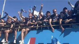 Tifosi scatenati, quando il bus del Napoli gli passa davanti fanno partire un coro