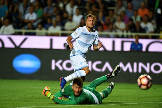 BERGAMO, ITALIA - 21 AGOSTO: (L) Ciro mmobile of SS Lazio segna il suo primo gol durante la Serie A match tra Atalanta BC e SS Lazio allo Stadio Atleti Azzurri d'Italia il 21 agosto 2016 a Bergamo, Italia. (Foto di Pier Marco Tacca/Getty Images) Lazio-Atalanta, i tre momenti iconici della sfida- immagine 2