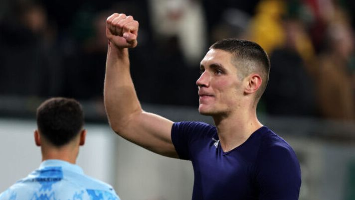 BUDAPEST, HUNGARY - DECEMBER 14: Nikola Milenkovic of ACF Fiorentina shows appreciation to the fans at full-time following the team's draw in the UEFA Europa Conference League match between Ferencvarosi TC and ACF Fiorentina at Groupama Arena on December 14, 2023 in Budapest, Hungary. (Photo by Laszlo Szirtesi/Getty Images) FLASH – Si chiude per Milenkovic al Nottingham Forest: ecco le cifre dell’operazione - immagine 1